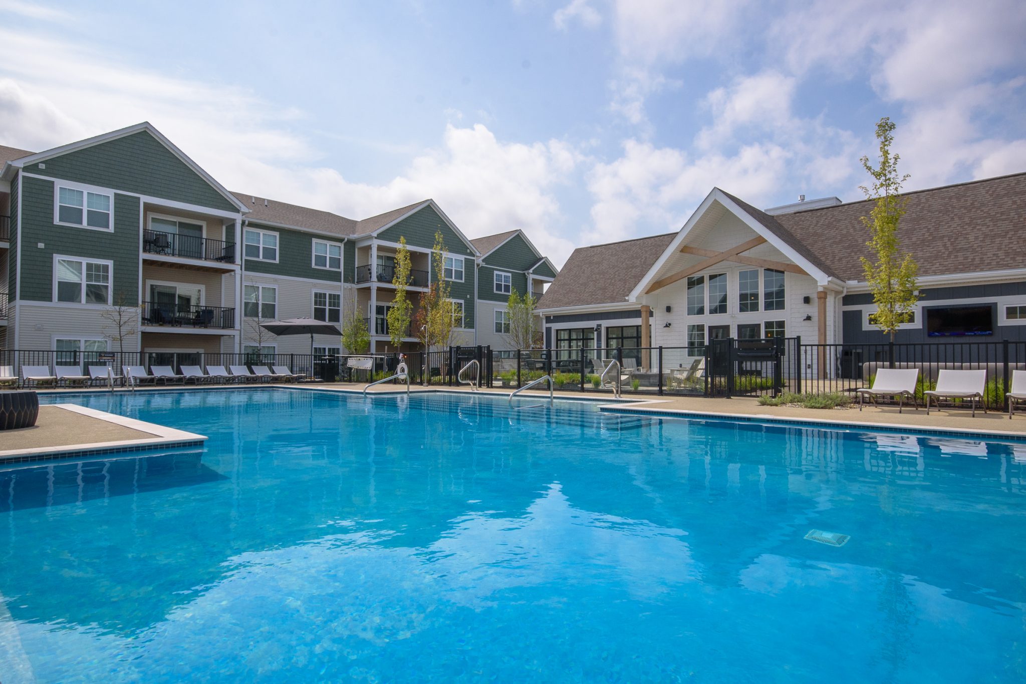 VC Yard - Luxury Apartment Living with a pool